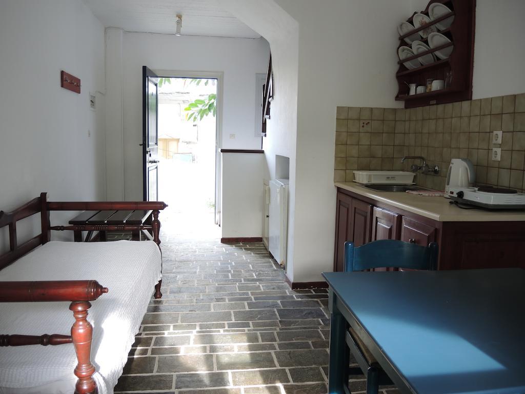 Utopia Hotel Apartments Agia Marina  Oda fotoğraf